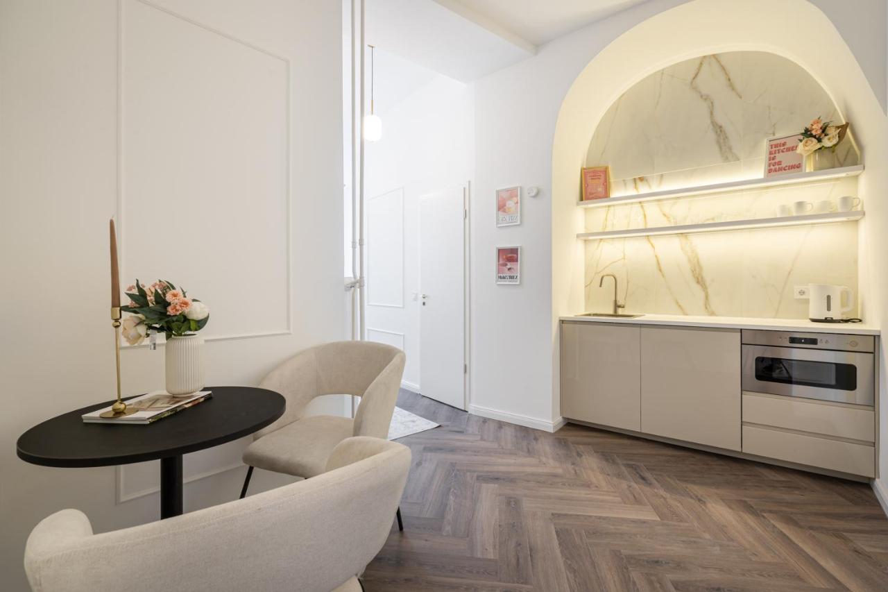 E13 - Grand Boulevard Heritage Suite - Best Location By Bqa Budapest Esterno foto