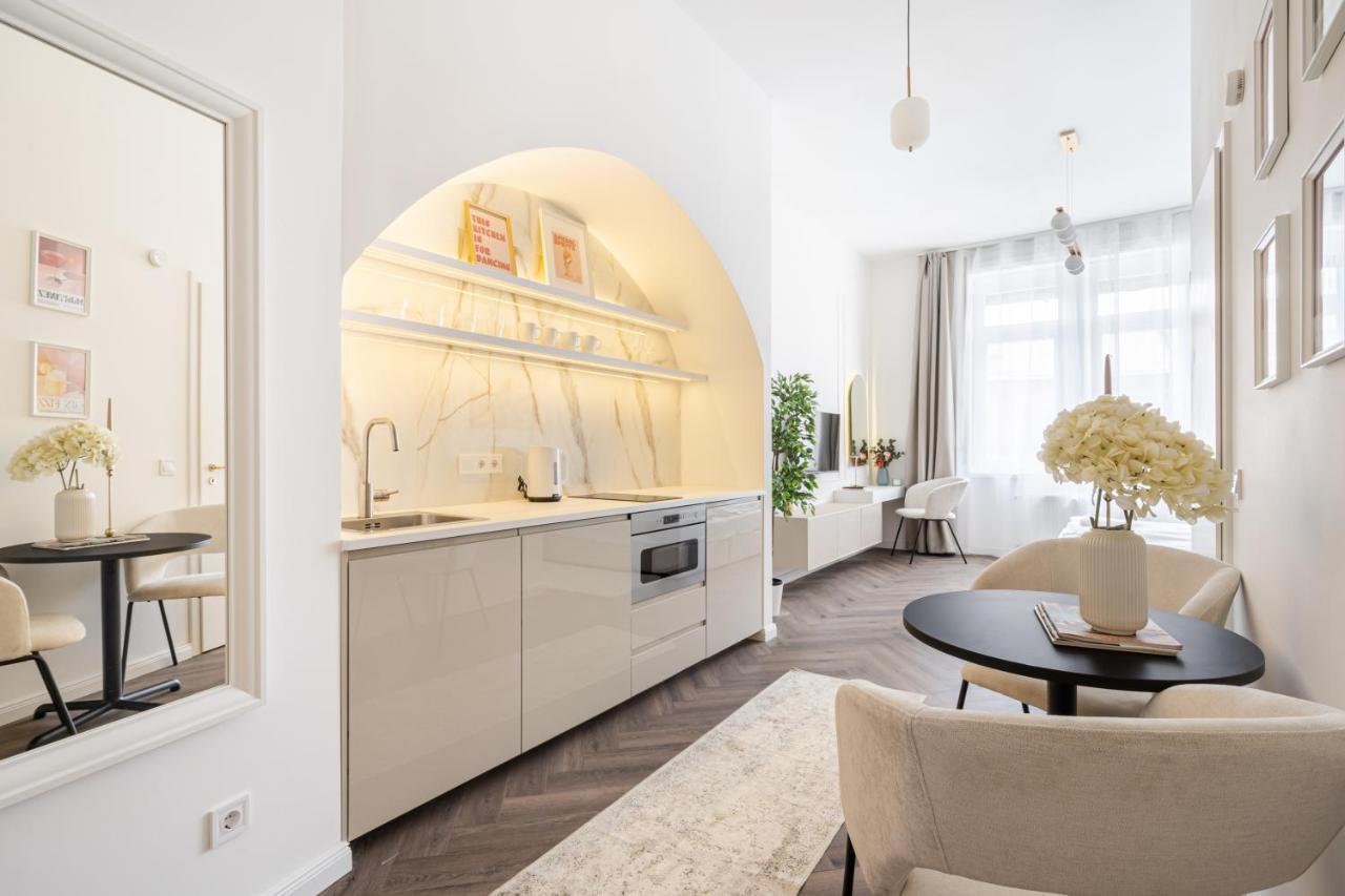 E13 - Grand Boulevard Heritage Suite - Best Location By Bqa Budapest Esterno foto