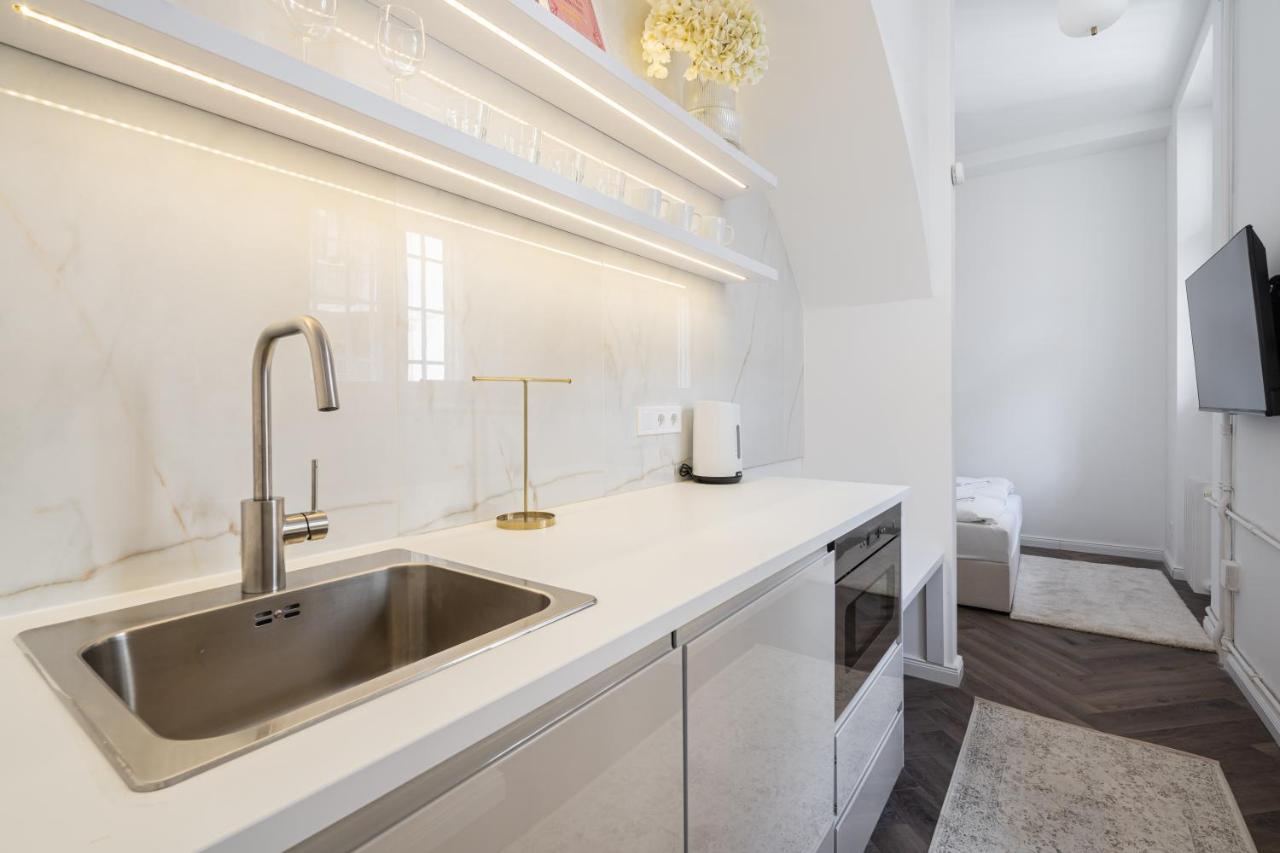 E13 - Grand Boulevard Heritage Suite - Best Location By Bqa Budapest Esterno foto