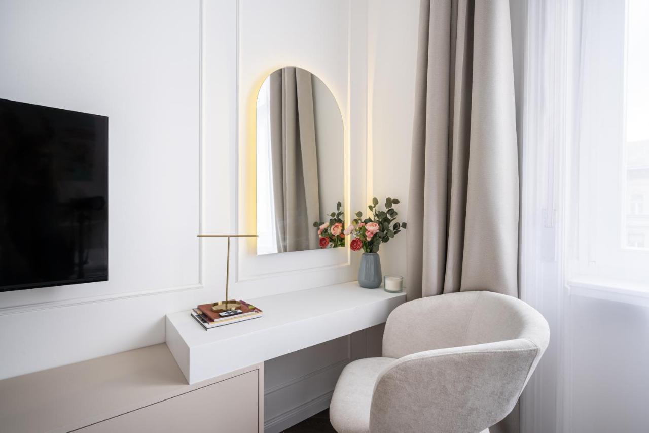 E13 - Grand Boulevard Heritage Suite - Best Location By Bqa Budapest Esterno foto