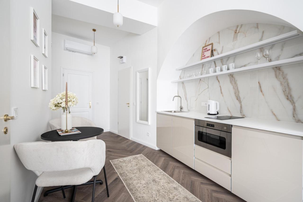 E13 - Grand Boulevard Heritage Suite - Best Location By Bqa Budapest Esterno foto